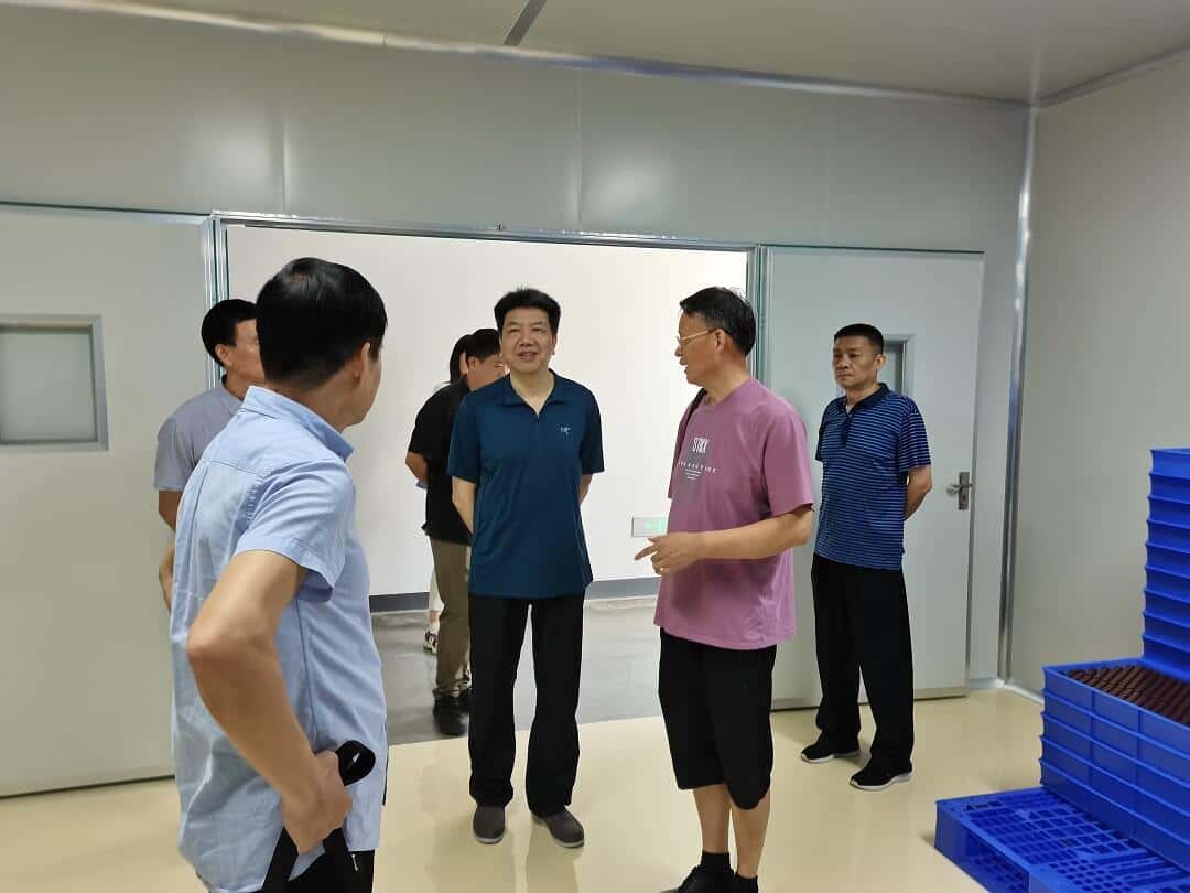 華中農(nóng)業(yè)大學國家微生物研究中心主任梁運祥教授、李友國教授等一行蒞臨旌德海昭生物指導工作